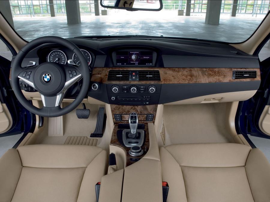  BMW 530i Touring 2007 года  (фото 2 из 46)